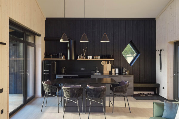 juoda truoba virtuvė