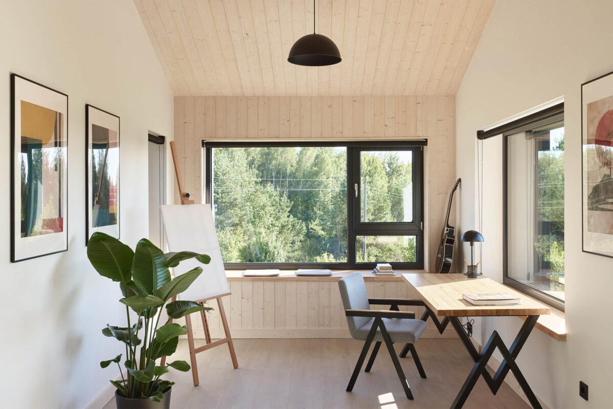 juoda truoba darbo kambarys